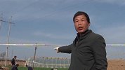 农民浇地时面前突然出现神秘大坑 往里面一看不得了