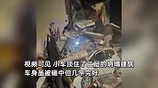 小车失控撞进路边民房，2层建筑倒塌车身被压，社区：司机驾驶中捡拾物品