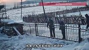 父亲生病住院，母亲前去陪护，监控里邻居们主动上门扫雪