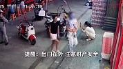 女子抱娃被小偷盯上，女小偷跟其身后偷手机，同伙见得手骑车就跑