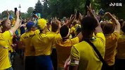 声势决不能输！数万瑞典球迷场外高歌 这简直太嗨了吧！