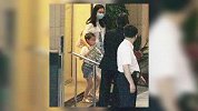56岁刘德华再当爹？52岁朱丽倩挺肚子携女儿现身诊所