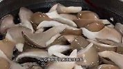 蘑菇买回来别总去刷火锅了，大厨教你简单做法，又鲜又嫩好吃极了