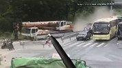 杭州一30多吨吊车甩尾多车被撞 小车变形如纸糊一般