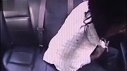 实拍男子警车内施展“缩骨功”脱手铐逃逸