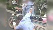 惊险！山东一男子骑三轮车拖行交警百米远，路人纷纷上前帮忙拦截