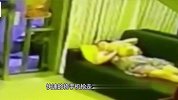 足浴店女老板正在沙发上休息，男子闯进来欲行不轨，太丢人了！