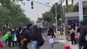 墨西哥城体育场外发生骚乱 抗议者与防暴骑警发生冲突
