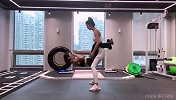 两位妹子健身房双人运动！黑白配大长腿身材无解