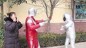 奥特曼真人版：姑娘怀疑老公是蜘蛛侠，没想到他是奥特曼