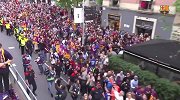 传奇小白车头与苏神自拍 帅气大巴驶过街道