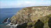 旅游-惊！康沃尔郡北部海岸悬崖坍塌
