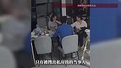 男子把私房钱藏在衣服里，被媳妇洗衣服时发现，男子在一旁带着娃强颜欢笑