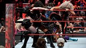 WWE-17年-RAW第1281期：解脱小队围殴明日华 女子组全体选手来复仇-花絮