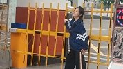 冯提莫学校门口拍照，却被小学生暴露真实身高，网友：扎心了