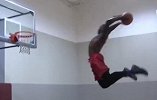 这腰腹非人类了！超强滞空后将球砸向篮筐致敬魔兽