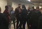 恭喜你被交易了大兄弟！浓眉哥球员通道与帕克拥抱致意