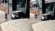 洛杉矶2警察遭枪击头部中弹 歹徒朝车内连开数枪后拔腿就跑