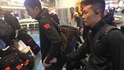 【PP体育在现场】半自动代步行李箱！孙铭徽牵赵睿为兄弟带路