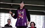 尴尬尴尬！林书豪欲开香槟庆祝却屡屡失败喷不起来