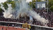 德国杯卫冕冠军被地区球队淘汰 法兰克福球迷不满点燃烟雾弹