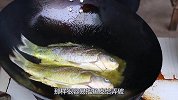 在家煎鱼，万万别直接下锅，多加这一步，鱼皮不破无腥味，超好吃