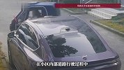 残疾女子驾驶三轮车，反复撞小区停放车辆，车主：损失过万已报警