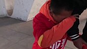 可怜！亚泰小球迷痛哭劝都劝不住：我再也不看球了