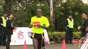跑步-15年-奔跑中国广州站：10公里赛尼古拉斯轻松完赛冲过终点线-花絮