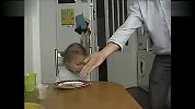 坏爸爸偷吃女儿零食 女儿震惊了