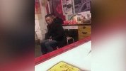 最沧桑“旁听生”！高三老师上网课被爷爷奶奶围观