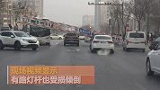 宁夏一限高杆倒塌砸中过往车辆 致一人受伤