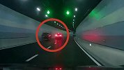 现场：上海两车隧道内开“斗气车”一车被直接别上墙