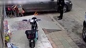 男子嫌柳絮多用打火机焚烧 致2车着火爆炸单元房受损