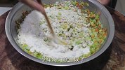 大厨分享凉拌蔬菜饼的做法，简单营养不油腻，减肥人士的最爱