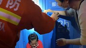 小女孩玩躲猫猫躲进存衣柜被反锁 消防人员紧急出动撬锁