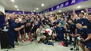 绝杀申花！三镇赛后在更衣室激情庆祝胜利 全队拍大合照