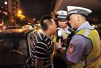 失恋男为博眼球“边喝酒”边开车 叫嚣挑战交警结果悲剧了