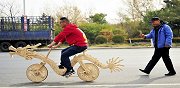 中国大叔用2.5万根棍子，制作“中国龙”自行车，外表大霸气了