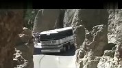 最牛逼司机 开着大巴通过史上最狭窄的隧道