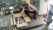19岁未婚女孩药店厕所产子后匆匆跑开：不知道孩子父亲是谁