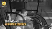公交司机工作途中突中风 失控连怼15量电驴