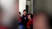 球迷围住高洪波合影 齐呼：高指导里皮不如您