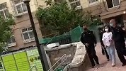 青岛女律师疑被女儿勒死 警方带涉案女孩指认现场画面曝光