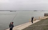 哭笑不得！长江禁钓，钓友手痒难耐上演鱼竿放风筝