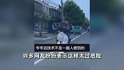 大爷骑电动带3个小孩，两男孩站前面动作危险，全程无一人戴头盔