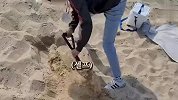 看到主人被埋在沙滩里，狗子会怎么做？差点被暖哭了