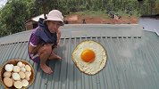 大夏天把鸡蛋放屋顶能煎熟吗？网友：做成这样咋吃！