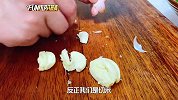 平菇有人油炸，有人直接炒，难怪不入味也不下饭，看大厨正确做法