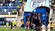 实拍国安主帅蒙哥马利被英博助教锁喉后倒地